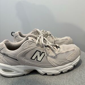 New Balance Men’s size 7 Women’s 8.5